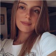 Soy Clàudia, una estudiante universitaria que imparte clases de refuerzo de inglés a todos aquellos niños que necesitan mejorar y practicar su desarrollo en el idioma